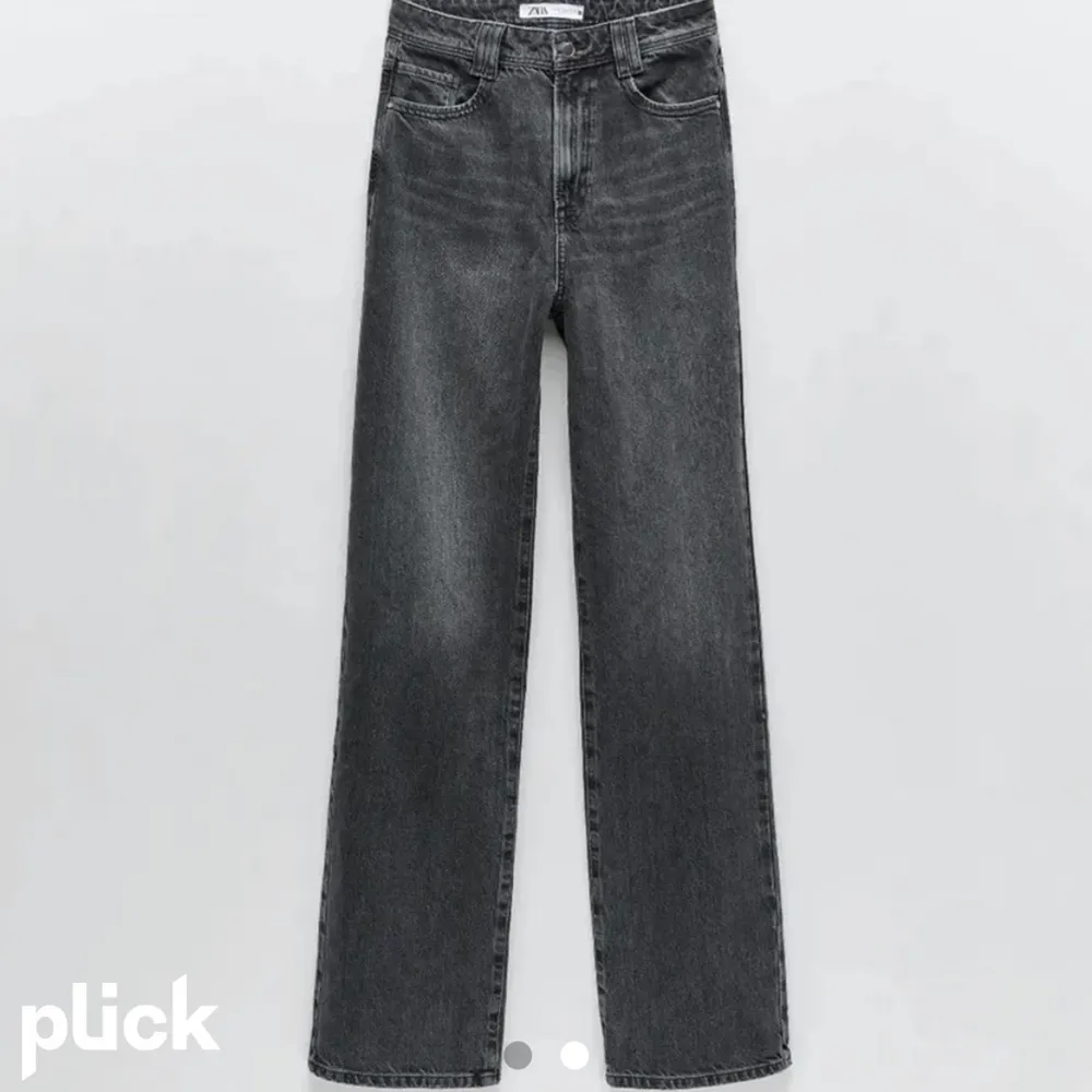 Säljer dessa jättepopulära midwaist jeans från Zara. Säljer pga att dom var lite korta på mig som är 173 cm. Men sitter annars bra. Skulle nog passa någon som är 165 och neråt, det går såklart att klippa av dom! Skulle även kunna byta mot ett par med storlek 36! 🚫 Inte mina bilder 🚫 HÖGSTA BUD: 300 kr + frakt. Jeans & Byxor.