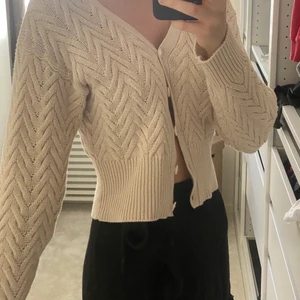 Beige kofta med knappar  - Beige kofta med knappar från NAKD