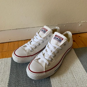 Låga Converse  - Säljer dessa Converse i storlek 38 då de är för stora för mig, i fint skick då de endast är använda en gång. Kan skicka fler bilder vid intresse. 300kr + frakt