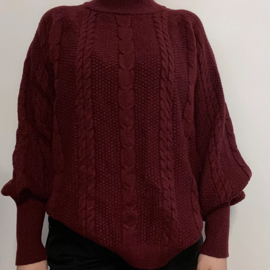 Stickad tröja vinröd