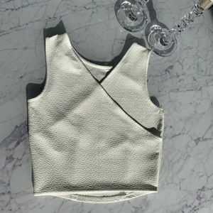 Vit korsad topp - Söt vit topp, funkar med jeans och byxor👌🏽