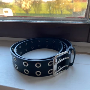 Svart skärp/bälte! - Superfint svart skärp! Passar allt mellan XXS-L då man kan både spänna ut och in hur mycket som helst! Använd någon gång men bra skick ändå!🤍