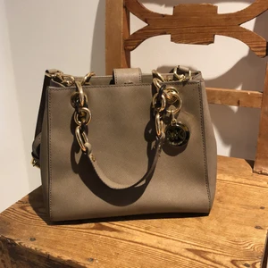 Michael kors väska (mellanstor) - En näst intill oanvänd väska i grå/brun färg. Axelband medföljer.