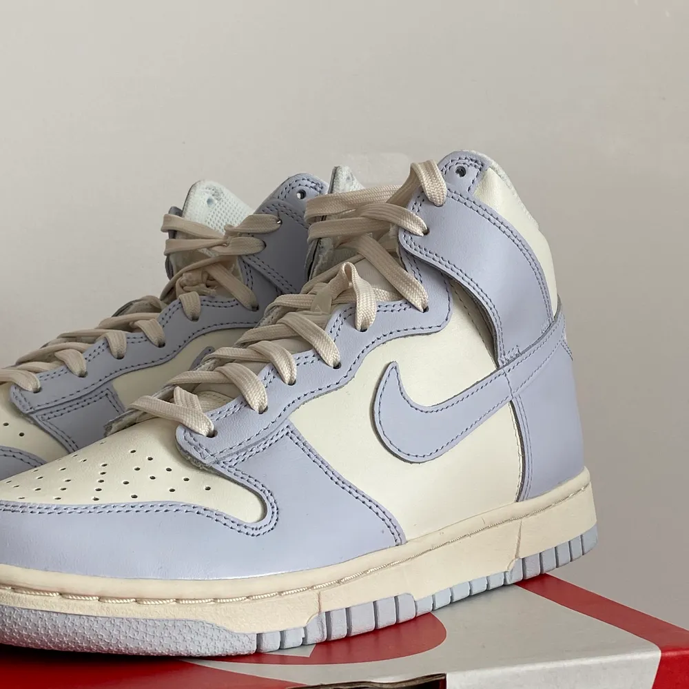 Nike Dunk High Sail Football Grey (W). Brand New (DS). US 8/ EU 39. 2500kr. Meet-up in Stockholm available. No trade/exchange.. Skor.