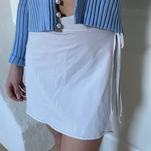 Filippa K vit tenniskjol - Söt vit tenniskjol från Filippa K som kan användas både vid träning och vardagligt i mycket fint skick. Storlek S. Skriv privat från 100 kr❤️💗💖