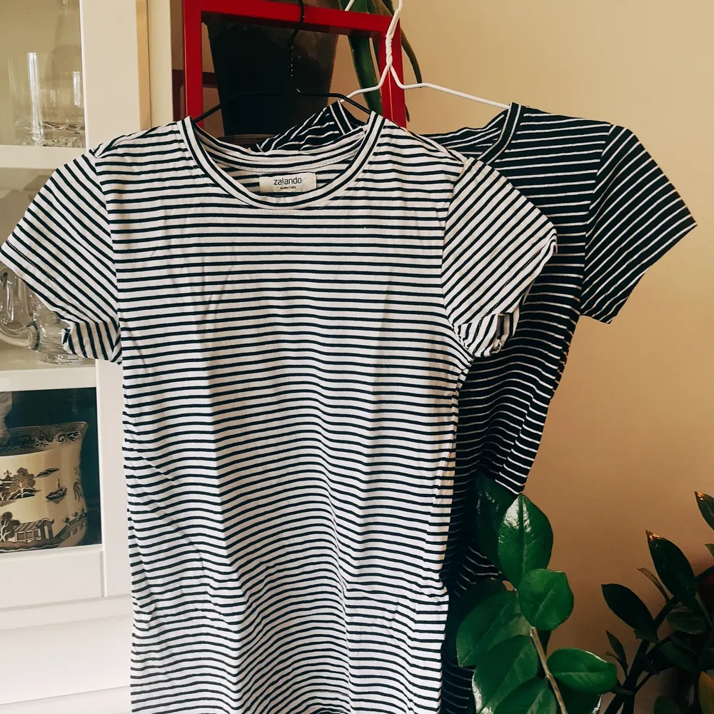 🖤🤍 Tvåpack randiga t-shirts från Zalando essentials. Storlek 34 på båda. Inga synliga fel.  Pris: 130 inkl frakt för båda, en för 70 inkl. . T-shirts.