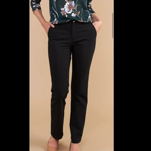 Kostymbyxor - Svarta kostymbyxor från Stockholm. Sömmen har lossnat längst ner på ena benet, men går att laga enkelt.