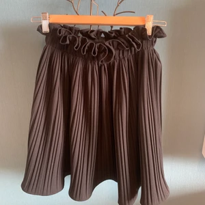 Svart volangkjol - Söt kjol från Gina, oanvänd med prislapp kvar! Supersöt på, hör av er om ni vill ha fler bilder!🤍 Stretchig så passar XS-S nypris 399kr