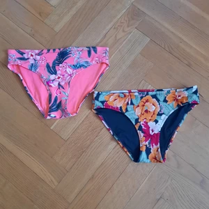 Blommiga bikinkunderdelar - Blommiga bikiniunderdelar i storlek S. Jättefina tillsammans med t.ex den svarta överdelen i en annan annons, eller vilken neutral topp som helst. Säljes för 20kr/styck eller båda för 30.