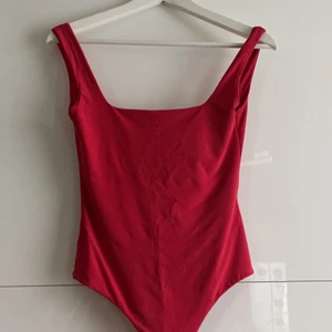 Röd bodysuit från PRETTY LITTLE THING - Jättefin röd bodysuit från PRETTY LITTLE THING