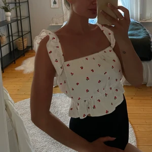 Topp - Super gullig topp som går att ha antingen som off shoulder eller som jag på bilderna! Resor i midjan med små körsbär som mönster! Köp direkt för 150kr 💥