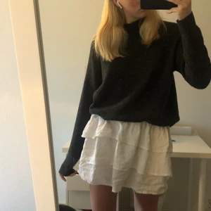 Vit volangkjol - Säljer denna fina kjol som är slutsåld från bikbok, aldrig använd ❤️