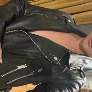 Skitsnygg skinnjacka - Så snygg svart skinnjacka (inte äkta skinn), använd fåtal gånger så den är i väldigt bra skick. 