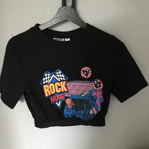 Crop top med print - Croptop från Asos som aldrig blivit använd, ordinare pris: 250kr