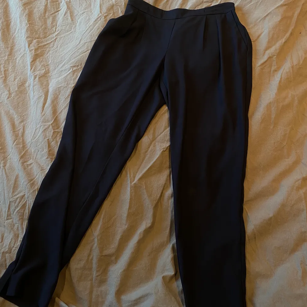 Mörkblå kostymbyxor från Zara.. Jeans & Byxor.
