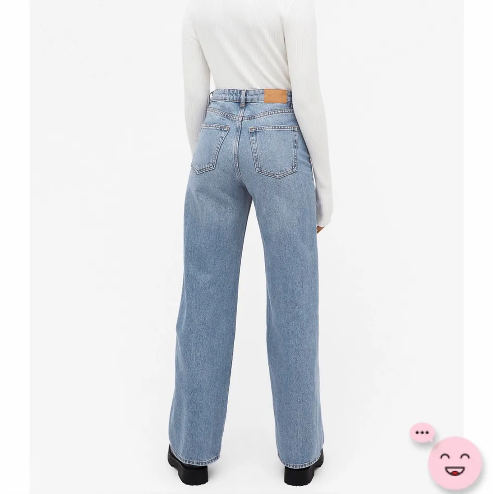 Snygga jeans från Monki i modellen yoko som tyvärr är för korta på mig som är 172. (Nypris 400kr) Skulle säga att de sitter perfekt på någon som är 162-169cm😊 Frakt tillkommer på 66kr☺️. Jeans & Byxor.