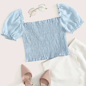 Blå gullig topp - Blå topp i storlek XS. Köptes för ca ett år sen men aldrig använd pga fel storlek så i mycket bra skick. 🧚🏼‍♀️