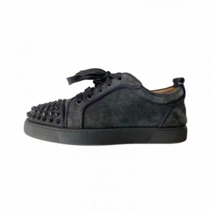 Christian Louboutin Junior spikes - - Grey - White leather - Signature spike embellishments at the toe box - Lace fastening - Tonal rubber sole - Iconic red lacquered outsole - Made in Italy - Condition: shown in pictures, very Good. Missing one nail on toebox - Box not included. Only shoes - Retail price: 8000 SEK  About us: Highendmarkets is a registered company based in Sweden. We understand the value of satisfied customers, therefore trust is our main priority. We work with authentication experts that ensure the legitimacy of our clothing and sneakers. 2799 kr