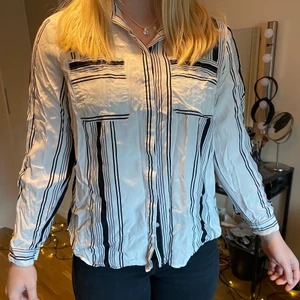 Randig skjorta - Jättefin svart/vit randig skjorta från Lindex, storlek 44, jättebra skick. Köparen står för frakten💕