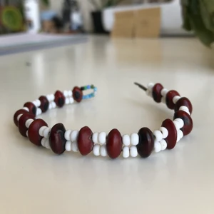 Unikt pärlarmband  - Unikt pärlarmband köpt på en marknad i Tanzania(Afrika). Härligt vinröda pärlor tsm med vitt. Om det finns intresse buda gärna 