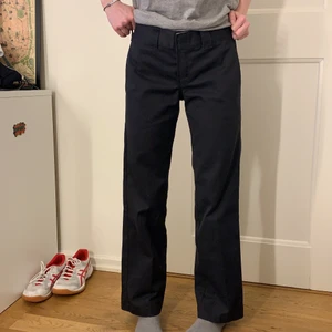 Svarta dickies. slim straight. Strl 36.  - Säljer för att de är knappt använda, använt ca 5 gånger. Säljer för att de var försmå. De är i bra skick och fortfarande bra passform. 