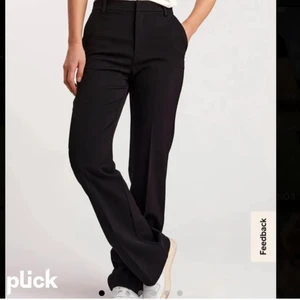Kostymbyxor - Säljer dessa wide kostymbyxor från Bikbok som är helt oanvända. Nypris: 399kr. Strl 36. Frakt tillkommer. Kontakta mig vid intresse eller frågor💕💕