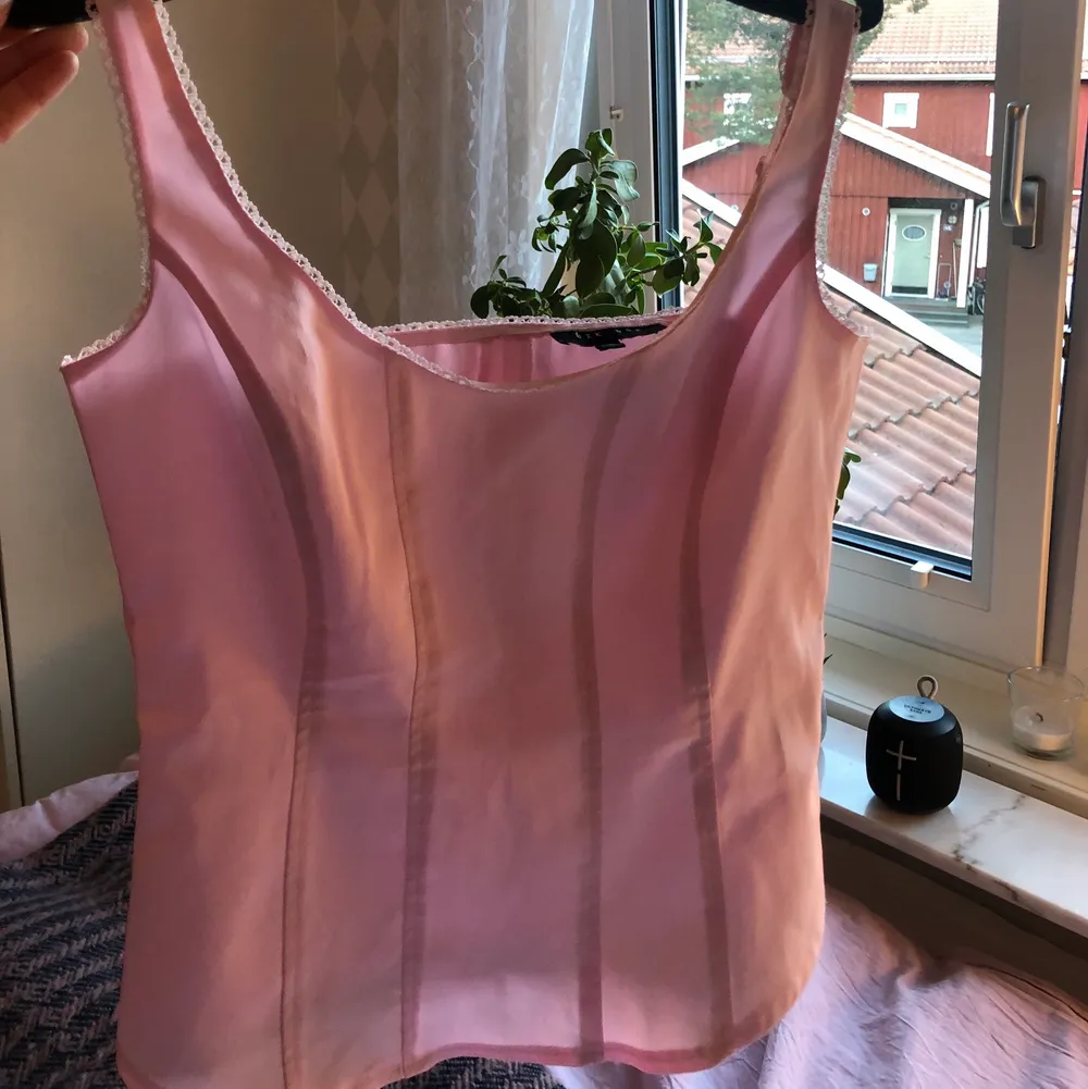 Supergulligt rosa linne från bikbok. Säljer pga har inte fått användning för det. Köpare står för frakt. Toppar.