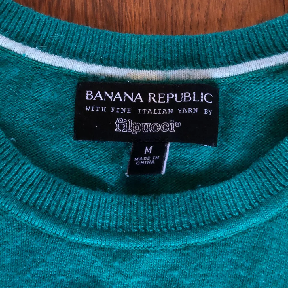 En jätte fin mörk grön tröja i italienskt garn från Banana Rebublic . Den är rätt nopprig men syns inte och kan tas bort om så önskas. . Hoodies.