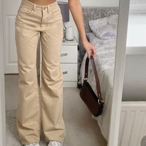 Manchester byxor  - Säljer mina beige byxor ifrån motel rocks i manchestermaterial, så fina. Inköpspris på 800kr och de är långa på mig som är 167. Frakt tillkommer 💕