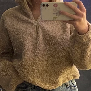 Teddyjacka  - Skitmysig teddyjacket som ja säljer för att den inte riktigt är min stil längre. Använd typ 2ggr så väldigt bra skick. Köpt på Gina för runt 300. Skriv för fler bilder eller frågor💖