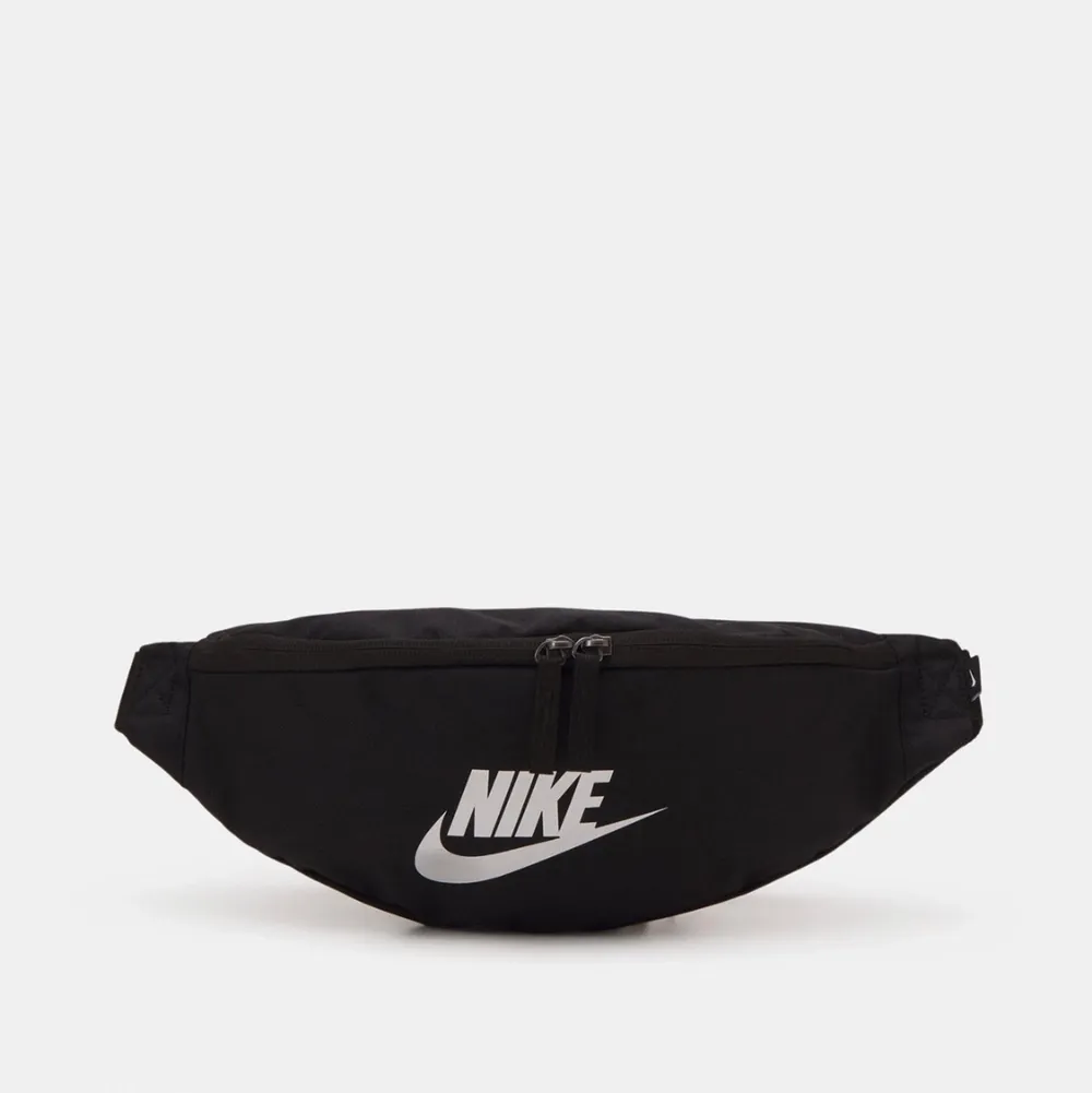 En magväska färgen svart i märket Nike. Har används i ett fåtal gånger. Orginal pris 199kr och är i bra skick . Väskor.