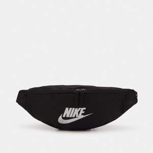 En magväska färgen svart i märket Nike. Har används i ett fåtal gånger. Orginal pris 199kr och är i bra skick 