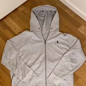 Ralph lauren zip hoodie - Skitsnygg zip hoodie från Polo Ralph Lauren köpt för 1500kr.  Skick som den vore ny dock så är snörena ej kvar pga av att jag tyckte det var snyggare utan.  Storlek L men passar även M super!