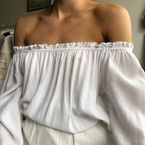 offshoulder topp - jättesöt sommartopp från brandy melville!! vit och offshoulder🥵✨✨🤩💞