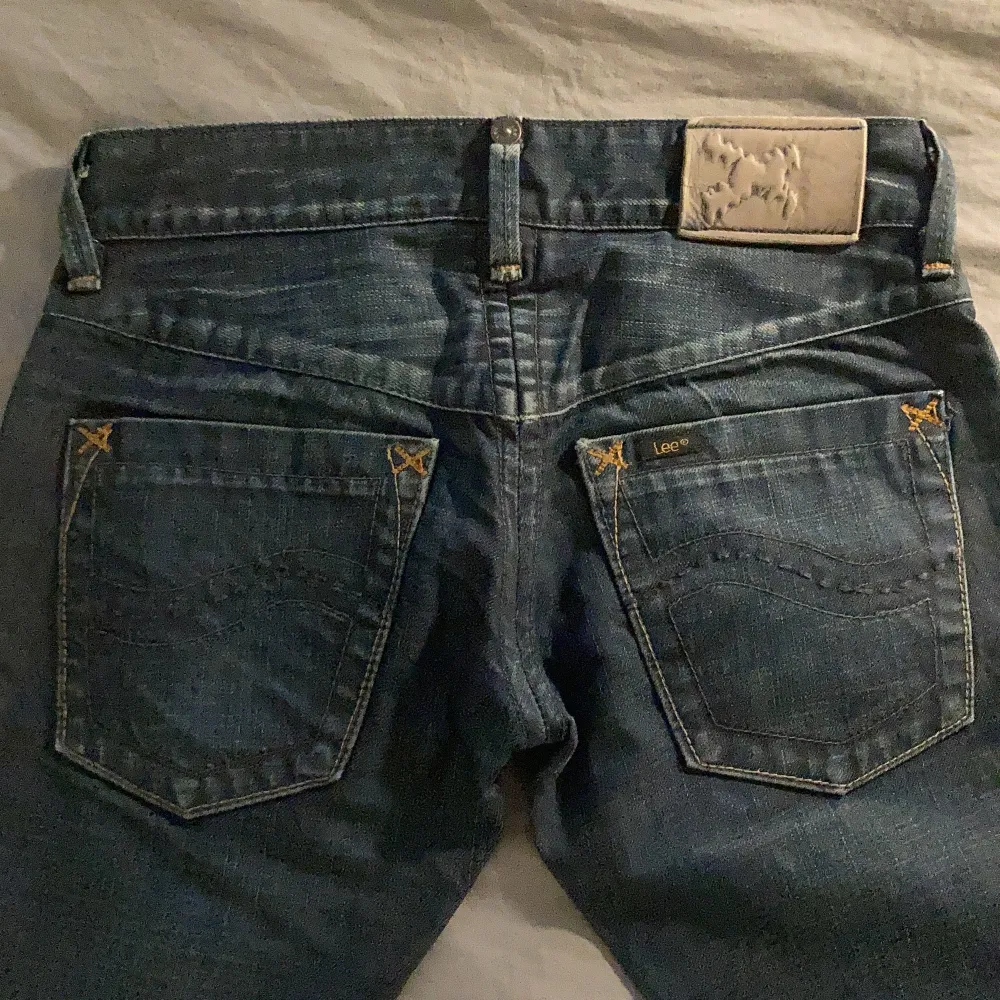 Lågmidjade mörkblåa utsvängda jeans från Lee. Knappt använda och de är i jättebra skick. Skulle säga att de är i storlek S.. Jeans & Byxor.