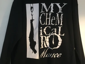My chemical romance  - Säljer nu min älskade  mcr  tröja då jag tyvärr bara låter den hänga i garderoben ,jag är 170cm och skulle säga att den är lite lång på mig men sitter perfect lite oversized i ärmarna , mina armar är 58 cm    .     Den finns inte att köpa längre då den gjordes för deras första album 