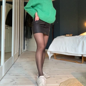 Skinnkjol från Stand!✨ - Cool skinnkjol från Stand, nypris 2000 kr⭐️ snygg att matcha med färgglada tröjor och passar med allt! 200kr exklusive frakt. Kontakta vid frågor!💓💓