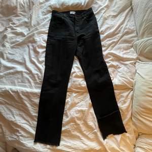 Svarta jeans med slits nertill från Hanna Schönberg x Nakd i storlek 38