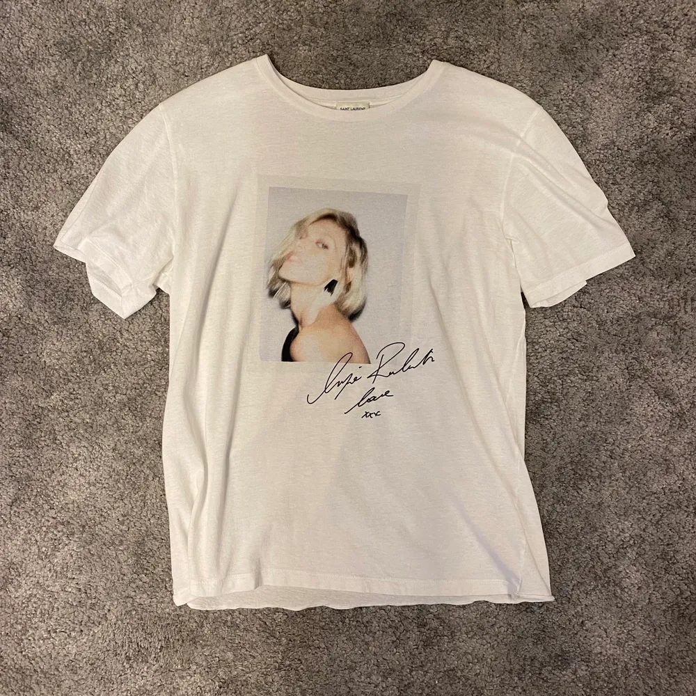 Saint Laurent tisha med modellen Anja rubik på, rare modell.. T-shirts.