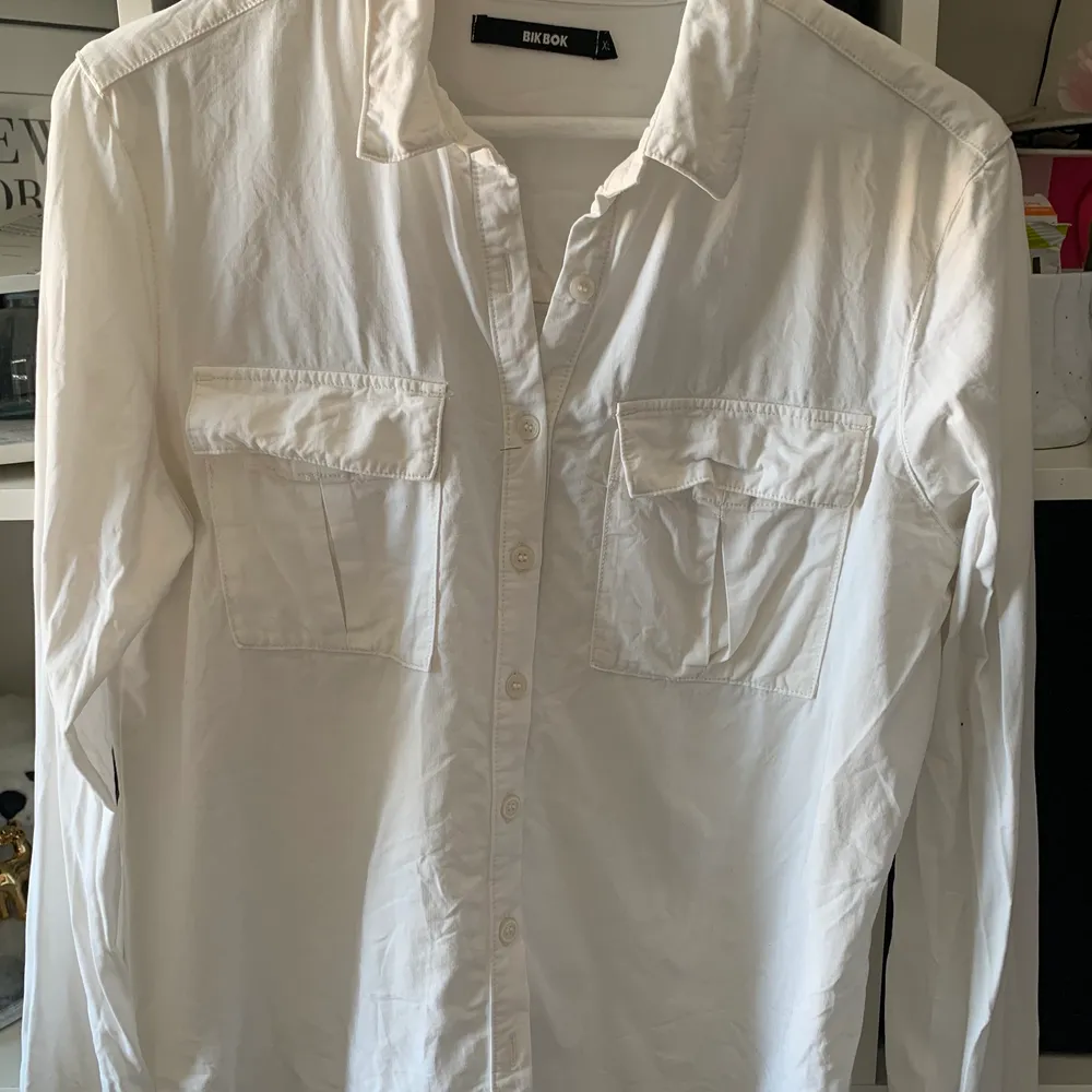 Säljer denna grymt snygga skjorta ifrån bikbok i storlek XS. Nästintill oanvänd och passar super bra med typ en väst över💞💘 skriv privat vid frågor!☺️. Skjortor.
