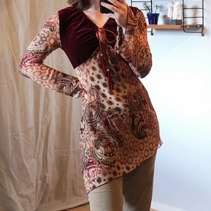 Superfin lång blus med sammet - Superfin lång blus/tunika med sammetsdetalj på bröstet. Jag är 160 och har storlek S/M. 