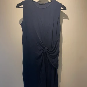 Blå klänning från COS  - Blå klänning som är rynkad i fram. Storlek small. 