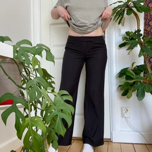 Kritstrecksrandiga kostymbyxor - Kritstrecksrandiga kostymbyxor från Esprit. Köpte dem second hand men de har tyvärr inte kommit till användning då de är lite små på mig som brukar ha storlek 38/40 eller W30. Jag är 168cm lång. 