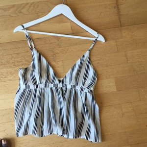 Summer topp  - I mycket bra skick och passar s-m.finns fler bilder och 