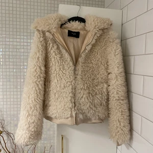 Mysig fluff jacka från Bik Bok - Jag säljer nu min fina fluff jacka från Bik Bok för den inte kommer till användning (den är ljusare i verkligheten), använd ett fåtal ggr! Storlek: XS