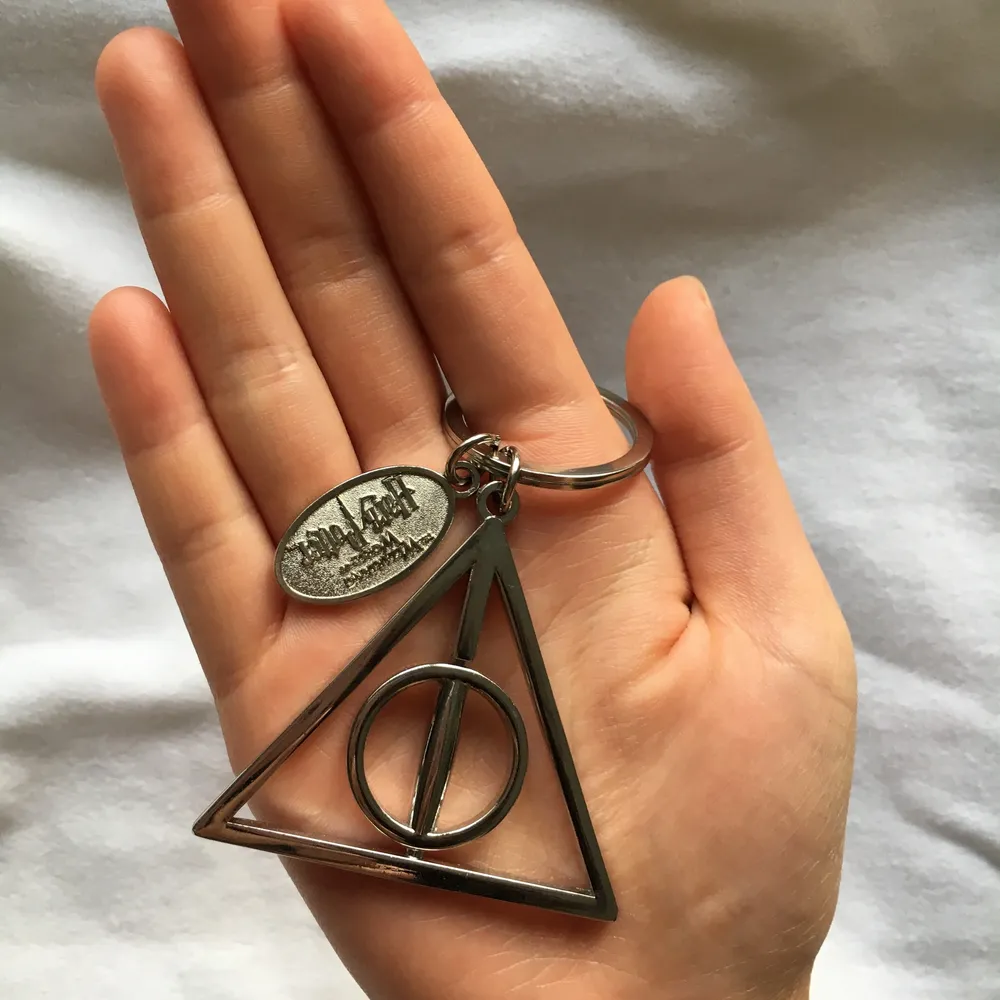 Nyckelring med deathly hallows från Harry Potter. Äkta merch köpt på Wizarding World i Florida. Berlocken är ca 4cm. Som ny.. Accessoarer.