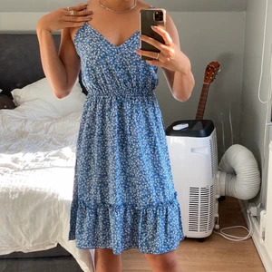 Blå klänning - Säljer denna blåa klänning från SHEIN. Aldrig använd, endast provad, storlek M. 50 kr eller högre bud. Köparen står för eventuell frakt.