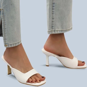 Vita klackar - Helt nya klackar som jag beställt från shein, köpte tyvärr fel storlek så dom var för stora för mig:( frakt står köparen för. Lådan finns kvar om det önskas vid köp!