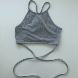 Crop top med knytning - Supersöt crop top som tyvärr är förliten för mig. Nyskick. Storlek XS från nakd. Pris: 100kr + frakt