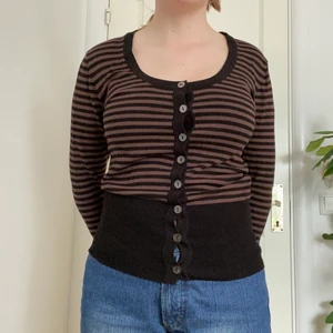 Randig kofta - Jättefin brun och svart randigt kofta som tyvärr aldrig kommit till användning. Jag på bilden brukar ha S/M.